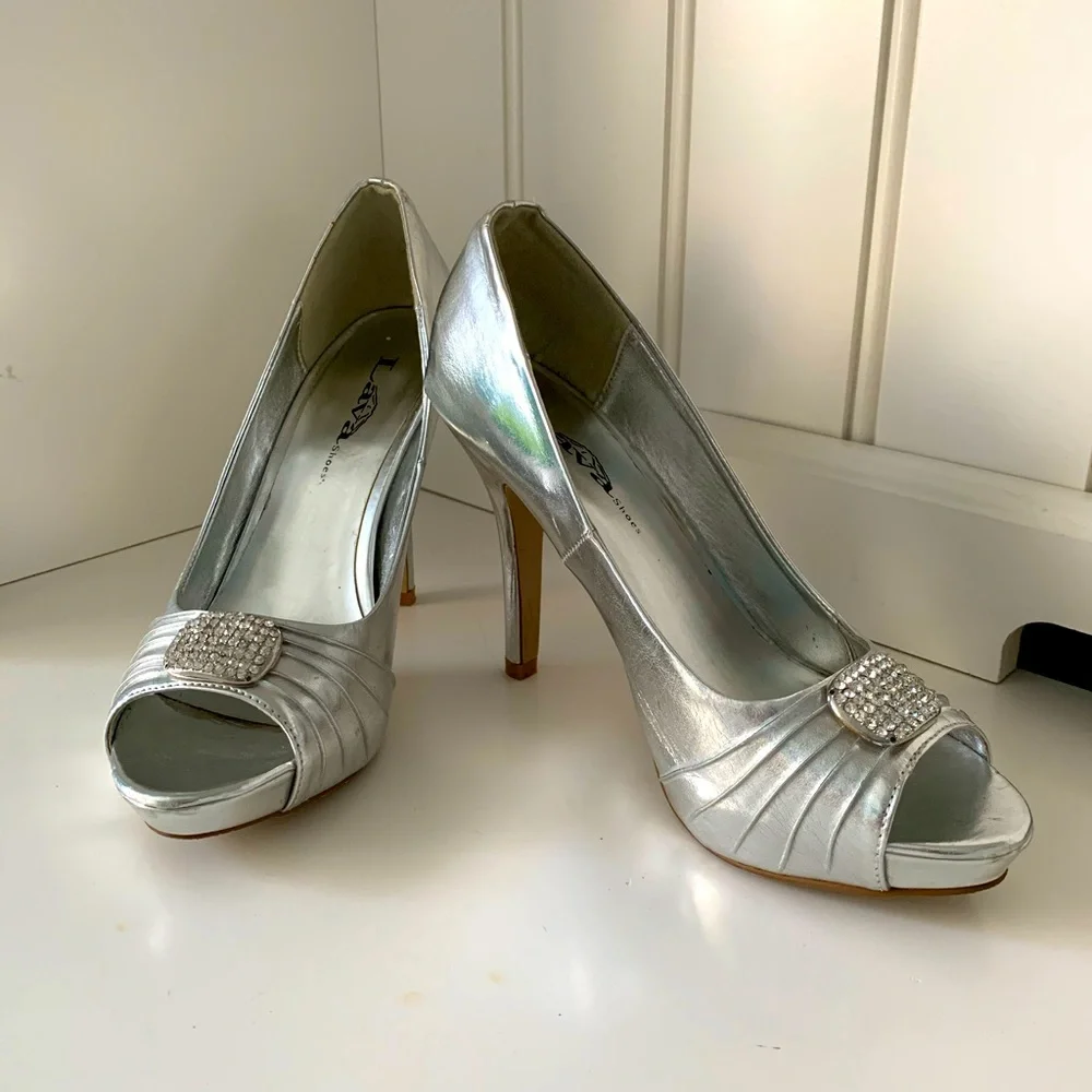 Lava•Elegant Silver Metallic Peep Toe Platform Pump-Size 7